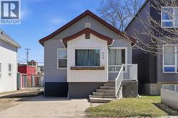 404 D AVENUE S  Saskatoon, SK S7M 1R4