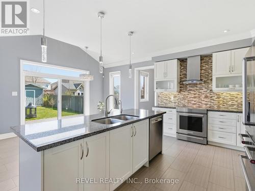 17 Mount Crescent, Essa, ON - Indoor Photo Showing Kitchen With Double Sink With Upgraded Kitchen
