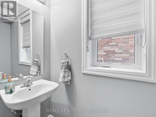 17 Mount Crescent, Essa, ON - Indoor Photo Showing Bathroom