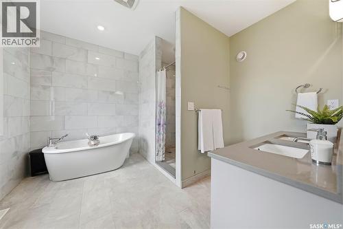 211 Burgess Bay, Saskatoon, SK - Indoor Photo Showing Bathroom