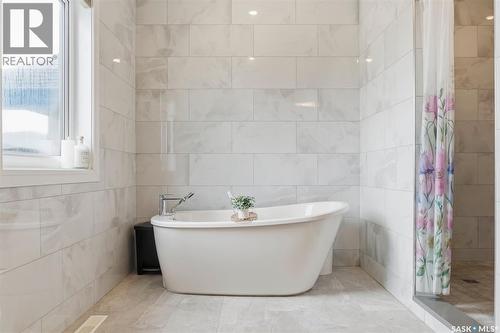 211 Burgess Bay, Saskatoon, SK - Indoor Photo Showing Bathroom