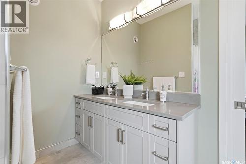 211 Burgess Bay, Saskatoon, SK - Indoor Photo Showing Bathroom