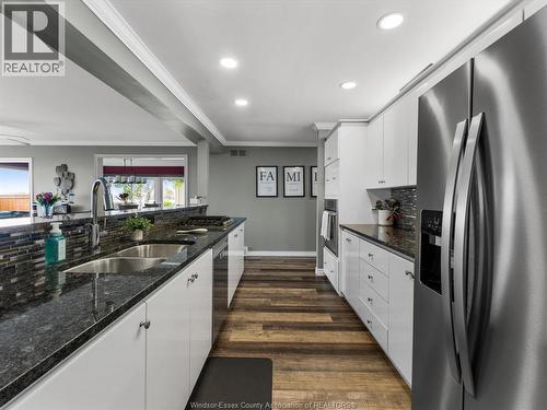 19050 Peninsula Street, Lakeshore, ON - Indoor Photo Showing Kitchen With Double Sink
