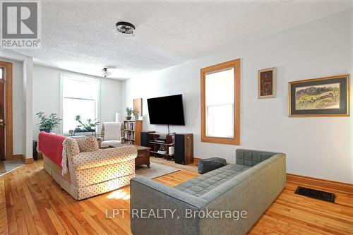 88 Norman Street, Ottawa, ON - Indoor Photo Showing Living Room
