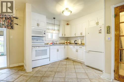 9445 Alten Drive, Windsor, ON - Indoor Photo Showing Kitchen