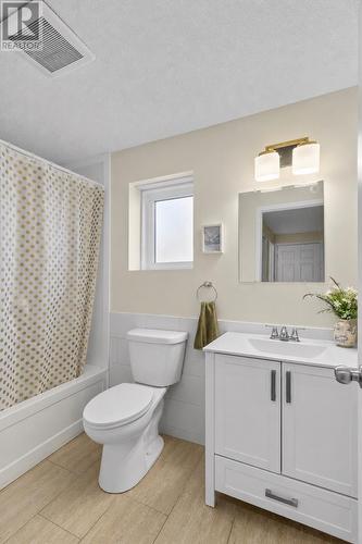 Apt Bathroom - 282 Frecker Drive, St. John'S, NL - Indoor Photo Showing Bathroom