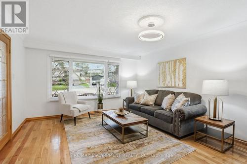 2127 Larabee Court, Burlington, ON - Indoor Photo Showing Living Room