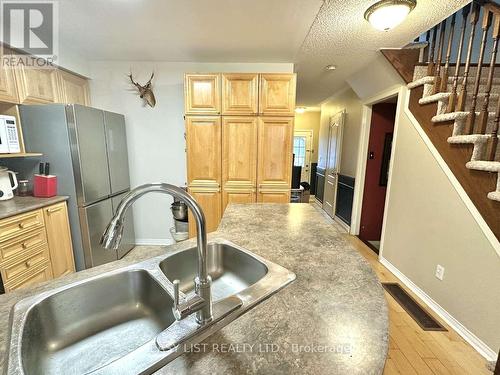1104 Carding Mill Place, Mississauga, ON - Indoor Photo Showing Kitchen With Double Sink
