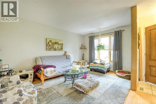 9447 Alten Drive, Windsor, ON - Indoor Photo Showing Living Room