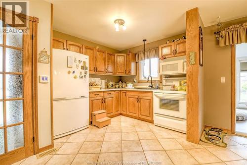 9447 Alten Drive, Windsor, ON - Indoor Photo Showing Kitchen