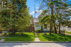 595 NORTH LAKE ROAD Richmond Hill, ON L4E 3B9
