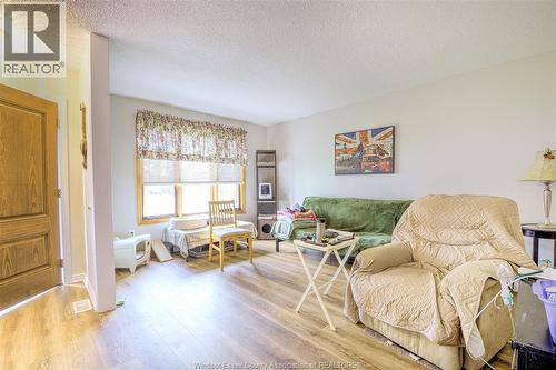 9445-9447 Alten Drive, Windsor, ON - Indoor Photo Showing Living Room