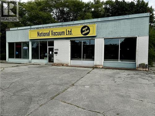 Commercial storefront building featuring a brick and horizontal siding facade - 3052 New Street, Burlington, ON 