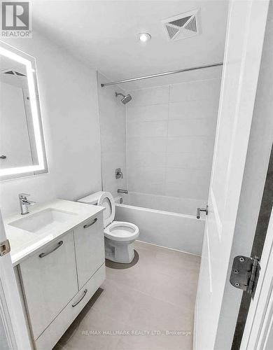 417 - 2301 Danforth Avenue, Toronto, ON - Indoor Photo Showing Bathroom