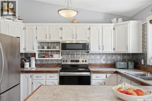 606 Hogg Crescent, Saskatoon, SK - Indoor Photo Showing Kitchen With Stainless Steel Kitchen With Double Sink