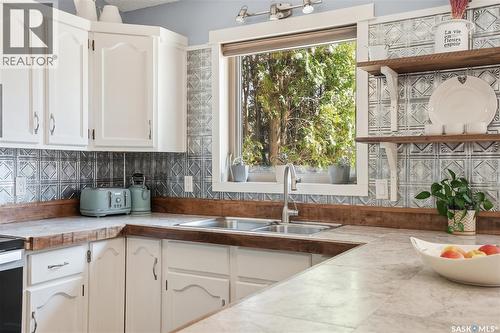 606 Hogg Crescent, Saskatoon, SK - Indoor Photo Showing Kitchen With Double Sink