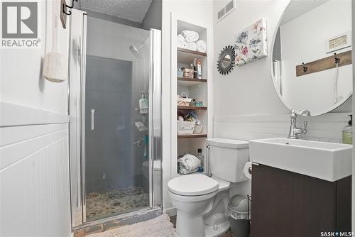 606 Hogg Crescent, Saskatoon, SK - Indoor Photo Showing Bathroom