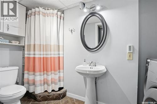 606 Hogg Crescent, Saskatoon, SK - Indoor Photo Showing Bathroom
