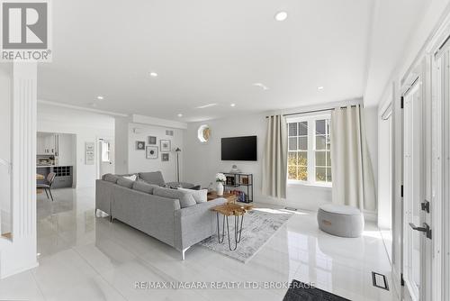 616 Lakeshore Road, Fort Erie (Lakeshore), ON - Indoor Photo Showing Living Room