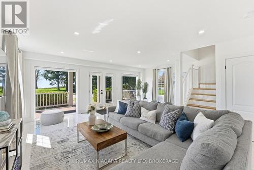 616 Lakeshore Road, Fort Erie (Lakeshore), ON - Indoor Photo Showing Living Room