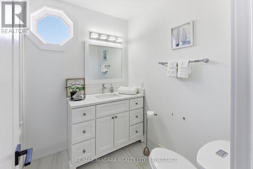 616 Lakeshore Road, Fort Erie (Lakeshore), ON - Indoor Photo Showing Bathroom