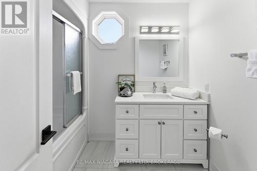 616 Lakeshore Road, Fort Erie (Lakeshore), ON - Indoor Photo Showing Bathroom
