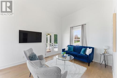 616 Lakeshore Road, Fort Erie (Lakeshore), ON - Indoor Photo Showing Living Room