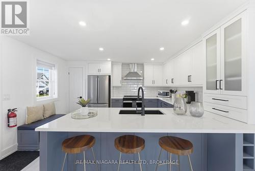 616 Lakeshore Road, Fort Erie (Lakeshore), ON - Indoor Photo Showing Kitchen With Upgraded Kitchen