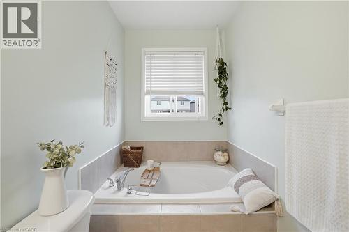 156 Provident Way, Hamilton, ON - Indoor Photo Showing Bathroom