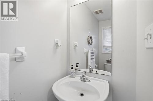 156 Provident Way, Hamilton, ON - Indoor Photo Showing Bathroom
