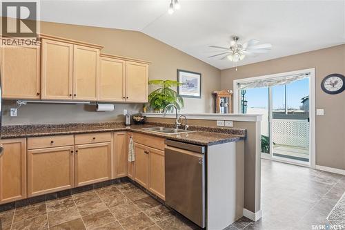 19 4101 Preston Crescent, Regina, SK - Indoor Photo Showing Kitchen With Double Sink