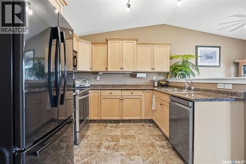 19 4101 Preston Crescent, Regina, SK - Indoor Photo Showing Kitchen With Double Sink