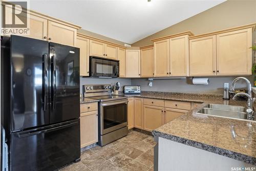 19 4101 Preston Crescent, Regina, SK - Indoor Photo Showing Kitchen With Double Sink