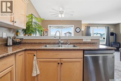 19 4101 Preston Crescent, Regina, SK - Indoor Photo Showing Kitchen With Double Sink
