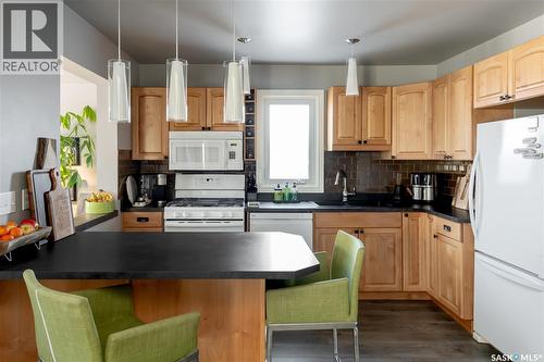 311 F Avenue S, Saskatoon, SK - Indoor Photo Showing Kitchen