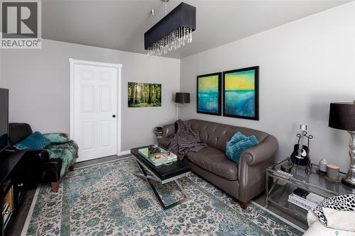 311 F Avenue S, Saskatoon, SK - Indoor Photo Showing Living Room