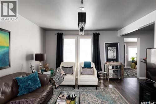 311 F Avenue S, Saskatoon, SK - Indoor Photo Showing Living Room