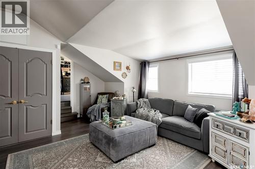 311 F Avenue S, Saskatoon, SK - Indoor Photo Showing Living Room