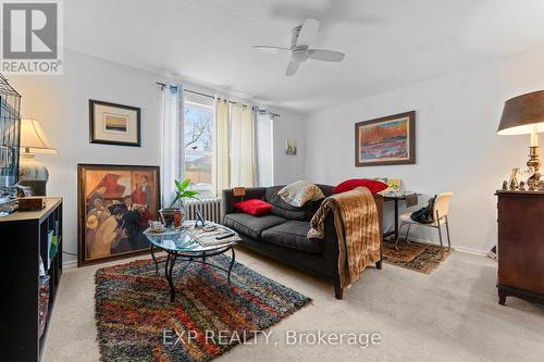 213 Lakeshore Road E, Mississauga, ON - Indoor Photo Showing Living Room