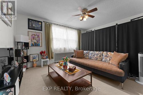 213 Lakeshore Road E, Mississauga, ON - Indoor Photo Showing Living Room