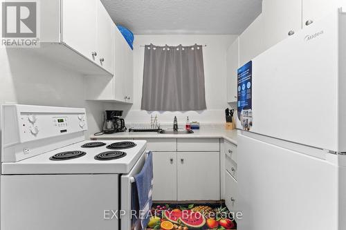 213 Lakeshore Road E, Mississauga, ON - Indoor Photo Showing Kitchen