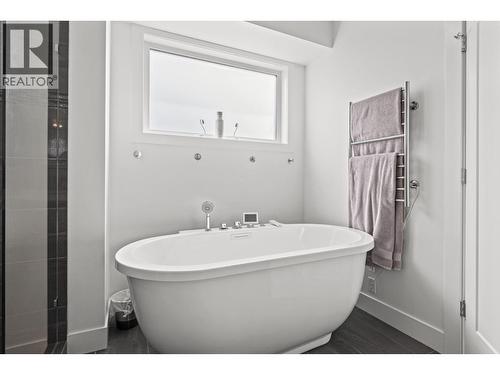 3643 Wild Rose Road, Kelowna, BC - Indoor Photo Showing Bathroom