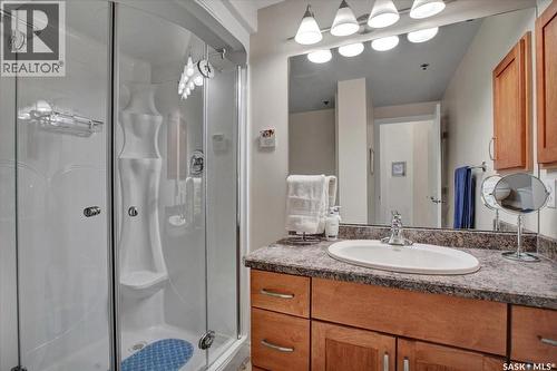 909 902 Spadina Crescent E, Saskatoon, SK - Indoor Photo Showing Bathroom
