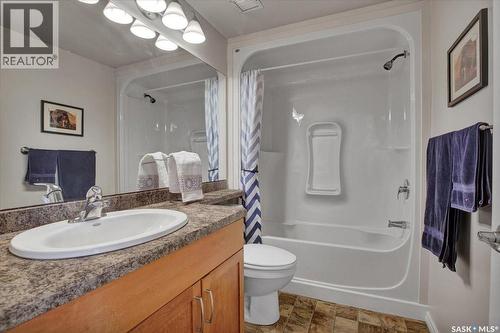 909 902 Spadina Crescent E, Saskatoon, SK - Indoor Photo Showing Bathroom