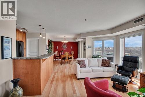 909 902 Spadina Crescent E, Saskatoon, SK - Indoor Photo Showing Living Room