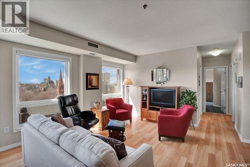 909 902 Spadina Crescent E, Saskatoon, SK - Indoor Photo Showing Living Room With Fireplace