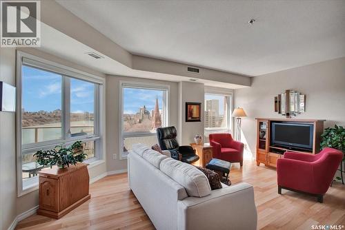 909 902 Spadina Crescent E, Saskatoon, SK - Indoor Photo Showing Living Room With Fireplace