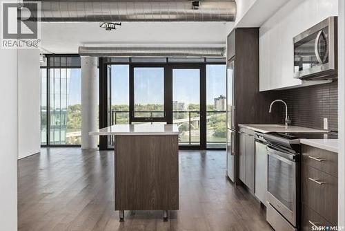 1104 490 2Nd Avenue S, Saskatoon, SK - Indoor Photo Showing Kitchen With Stainless Steel Kitchen With Upgraded Kitchen