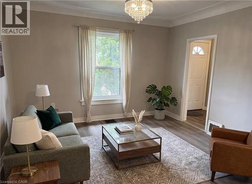 24 East 25Th Street, Hamilton, ON - Indoor Photo Showing Living Room