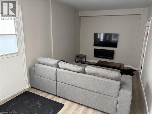 24 East 25Th Street, Hamilton, ON - Indoor Photo Showing Living Room